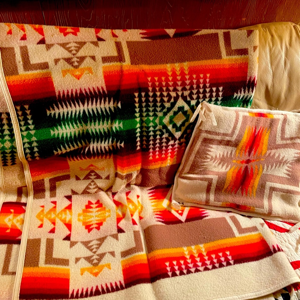 Pendleton Woolen Mills blanket/pillow set
